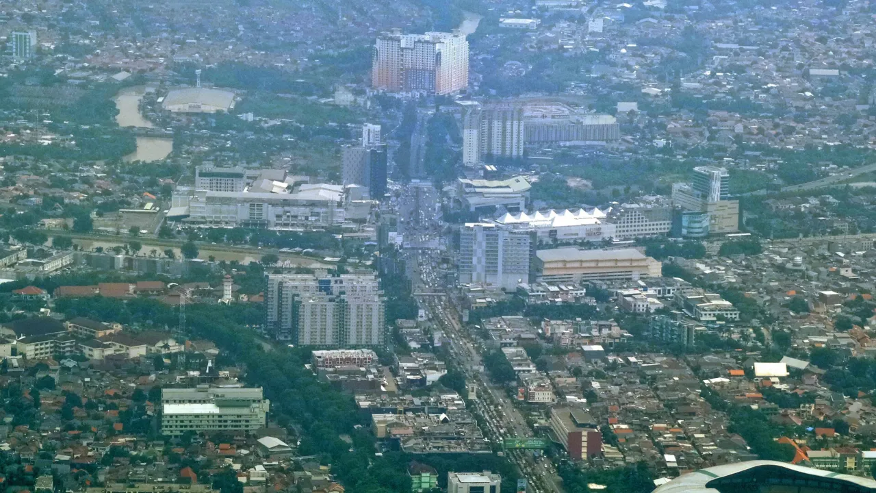 Pemandangan Kota Bekasi dari udara dengan gedung-gedung tinggi di kejauhan. (Foto: Everyone Sinks Starco / Wikimedia Commons, CC BY-SA 2.0)