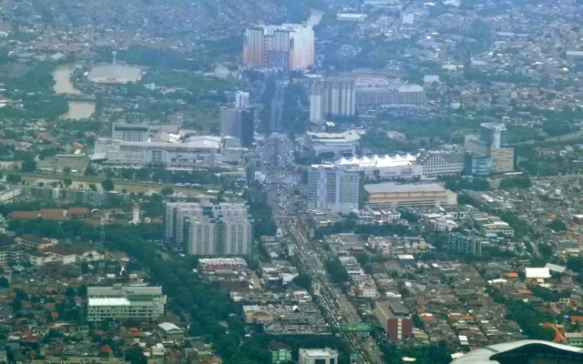 Pemandangan Kota Bekasi dari udara dengan gedung-gedung tinggi di kejauhan. (Foto: Everyone Sinks Starco / Wikimedia Commons, CC BY-SA 2.0)