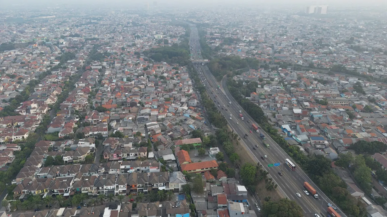 Permukiman padat di Bekasi Barat dilihat dari udara, dengan jalan tol di sisi kanan. (Foto: IndoDroneMan / Wikimedia Commons, CC BY-SA 4.0)