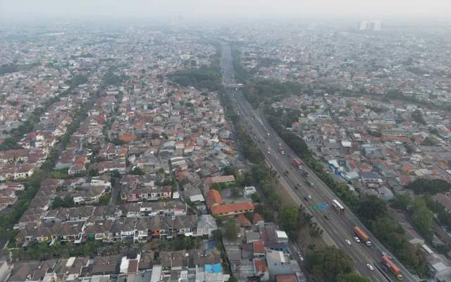 Permukiman padat di Bekasi Barat dilihat dari udara, dengan jalan tol di sisi kanan. (Foto: IndoDroneMan / Wikimedia Commons, CC BY-SA 4.0)
