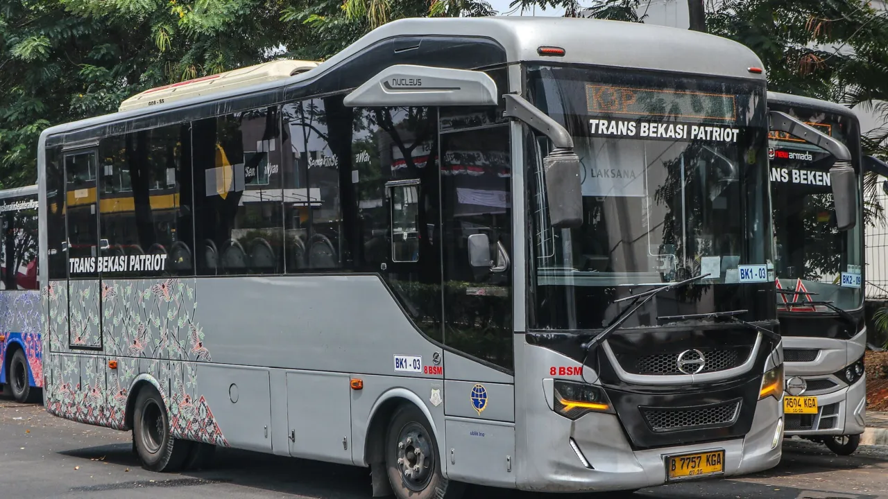 Armada BisKita Trans Bekasi Patriot terparkir di pangkalan. (Foto: Sulthan Naufal / Wikimedia Commons, CC BY-SA 4.0)