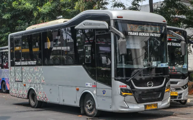 Armada BisKita Trans Bekasi Patriot terparkir di pangkalan. (Foto: Sulthan Naufal / Wikimedia Commons, CC BY-SA 4.0)