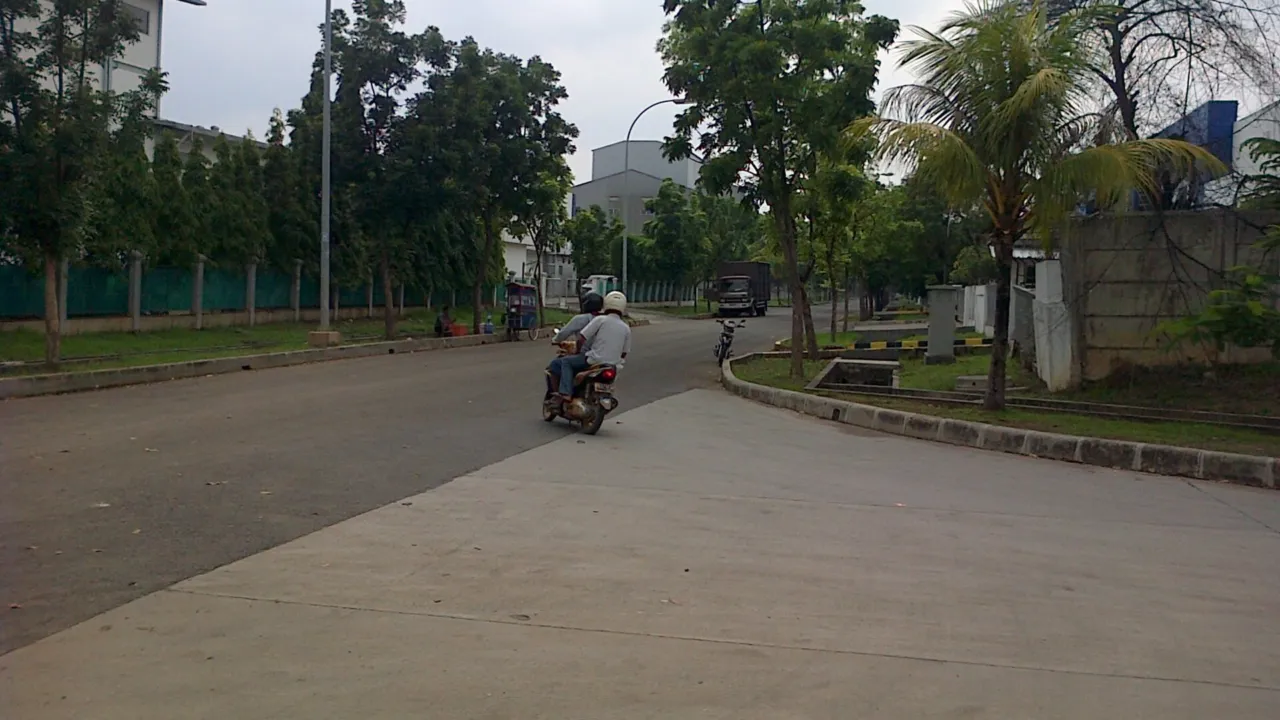Salah satu jalan di kawasan industri Cikarang, Kabupaten Bekasi. (Foto: dutaw / Wikimedia Commons, CC BY 3.0)