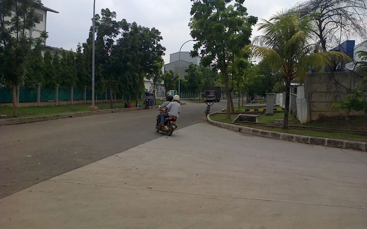 Salah satu jalan di kawasan industri Cikarang, Kabupaten Bekasi. (Foto: dutaw / Wikimedia Commons, CC BY 3.0)