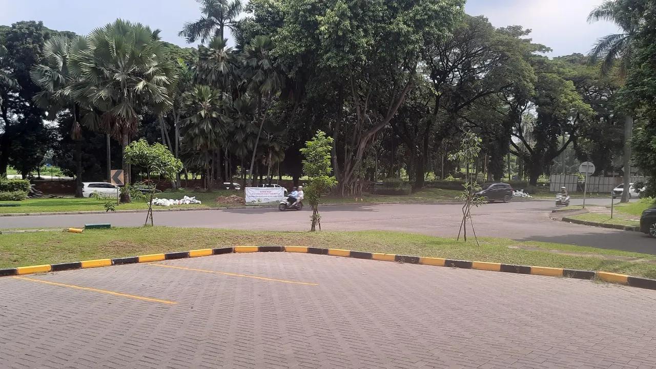 Jalan Thamrin di Cikarang Barat yang teduh oleh deretan pohon. (Foto: Sdsecret / Wikimedia Commons, CC0)