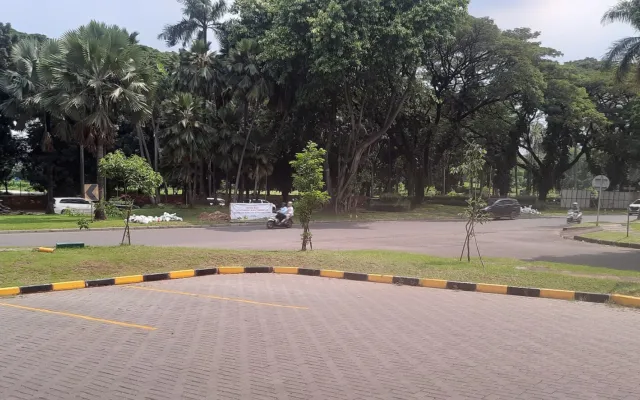 Jalan Thamrin di Cikarang Barat yang teduh oleh deretan pohon. (Foto: Sdsecret / Wikimedia Commons, CC0)