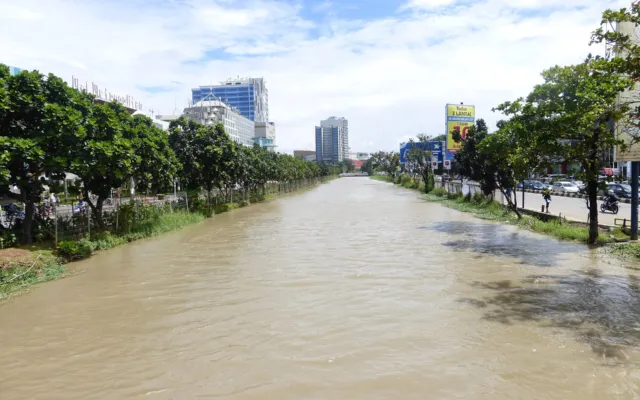 Saluran Kalimalang yang membelah Kota Bekasi, diapit jalan dan pepohonan. (Foto: Jake_T53 / Wikimedia Commons, CC BY-SA 3.0)