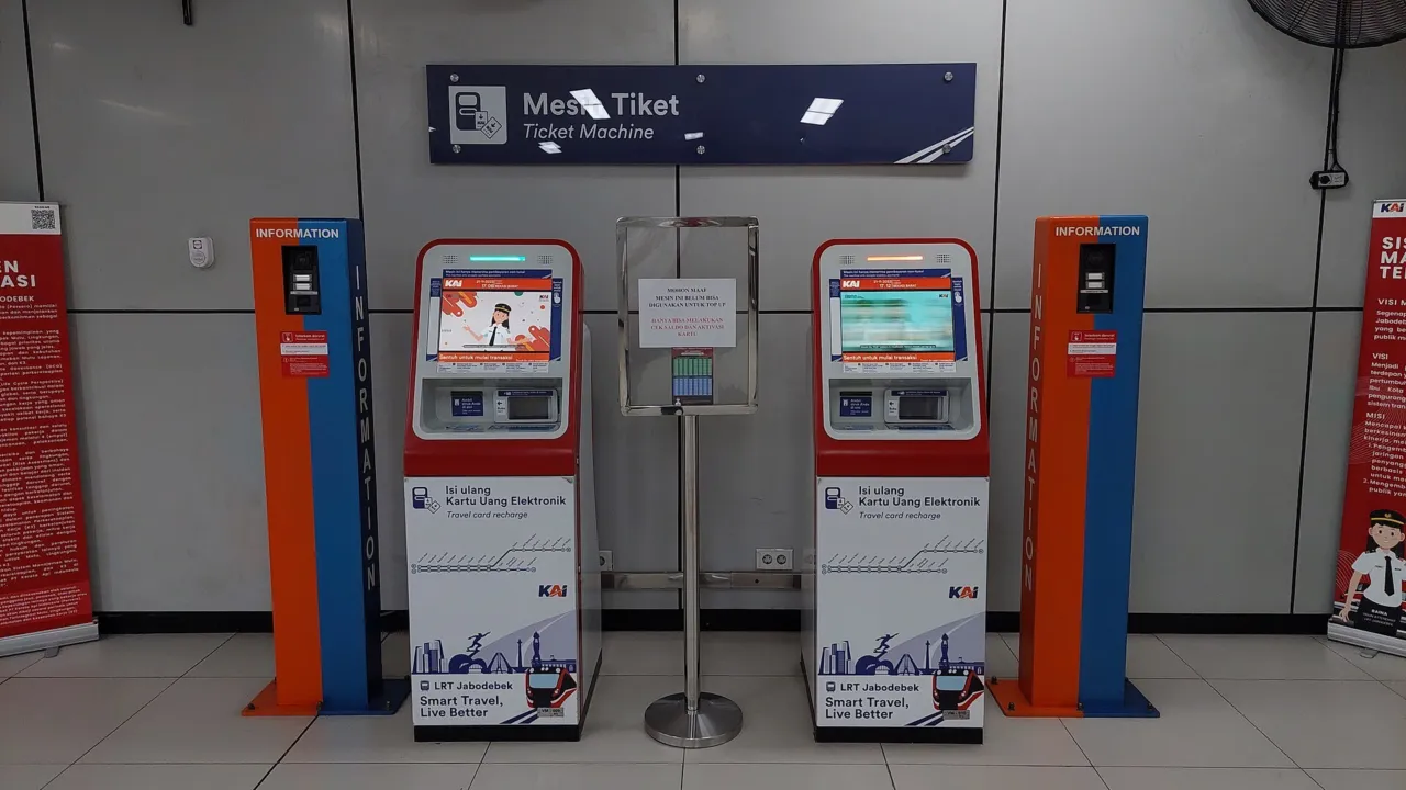 Mesin tiket di salah satu stasiun LRT Jabodebek. (Foto: Alif Mikail / Wikimedia Commons, CC BY-SA 4.0)
