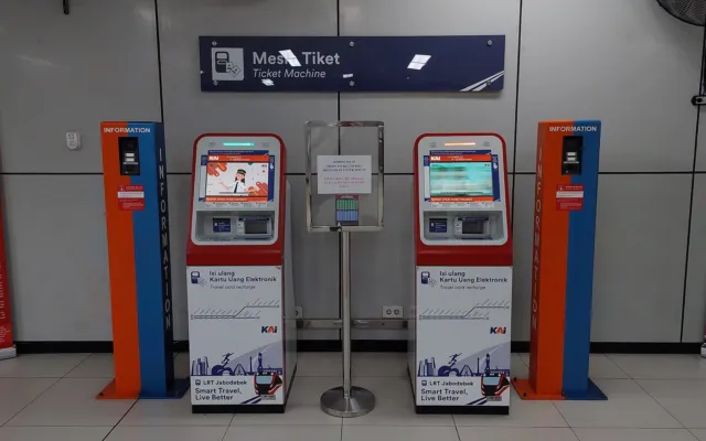Mesin tiket di salah satu stasiun LRT Jabodebek. (Foto: Alif Mikail / Wikimedia Commons, CC BY-SA 4.0)