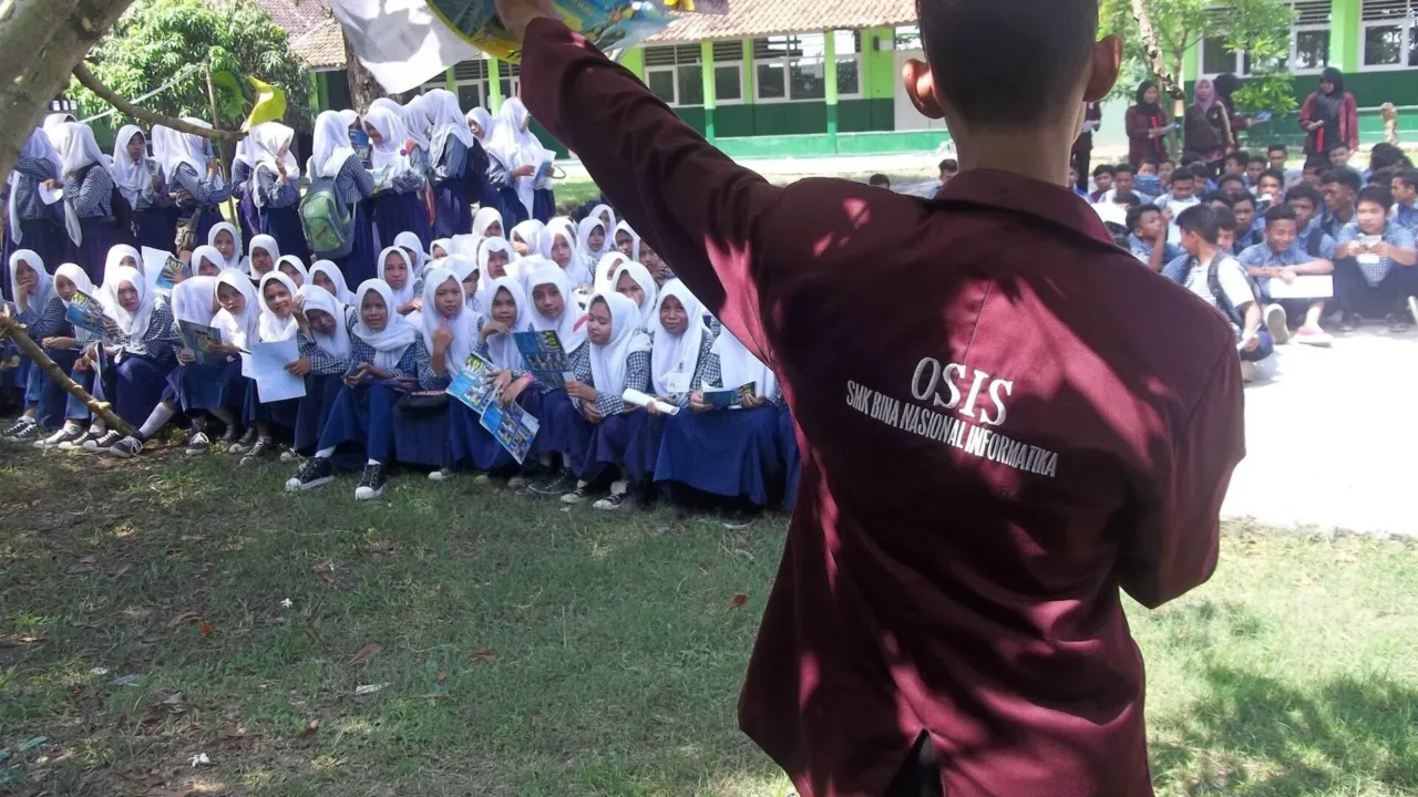 Siswa madrasah di Cikarang mengikuti kegiatan di halaman sekolah. (Foto: Ricky Setiawan / Wikimedia Commons, CC BY-SA 4.0)
