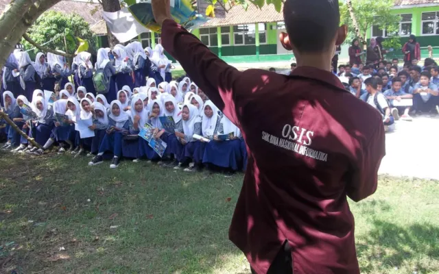 Siswa madrasah di Cikarang mengikuti kegiatan di halaman sekolah. (Foto: Ricky Setiawan / Wikimedia Commons, CC BY-SA 4.0)