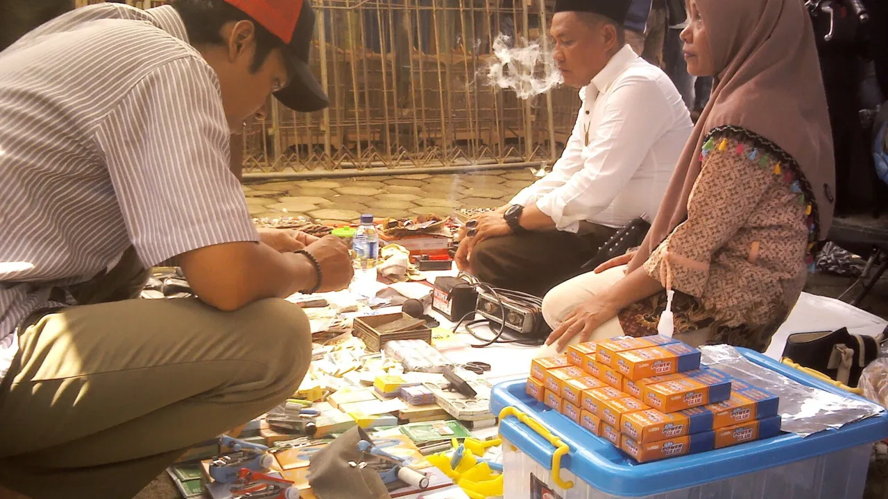 Ilustrasi pedagang kaki lima melayani pembeli. (Foto: Tyo Satriany / Wikimedia Commons, CC BY-SA 4.0)