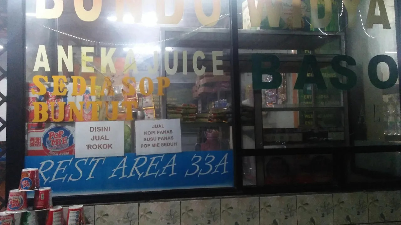 Kios makanan di rest area KM 33A Tol Jakarta-Cikampek. (Foto: Indonesiagood / Wikimedia Commons, CC BY 4.0)