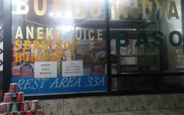 Kios makanan di rest area KM 33A Tol Jakarta-Cikampek. (Foto: Indonesiagood / Wikimedia Commons, CC BY 4.0)