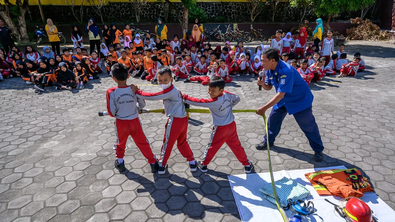 Ilustrasi siswa sekolah dasar mengikuti latihan tanggap bencana. (Foto: Fahmi Widayat / Wikimedia Commons, CC BY-SA 4.0)