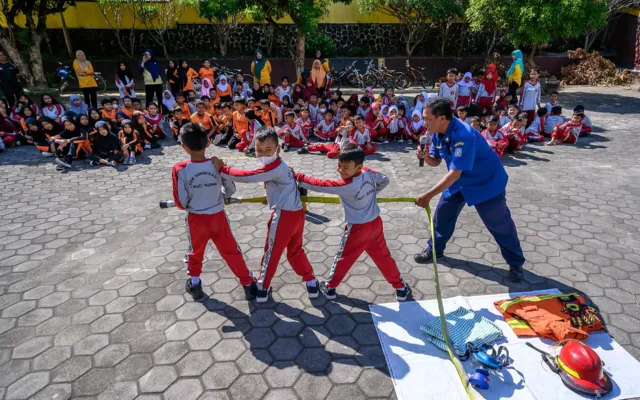 Ilustrasi siswa sekolah dasar mengikuti latihan tanggap bencana. (Foto: Fahmi Widayat / Wikimedia Commons, CC BY-SA 4.0)