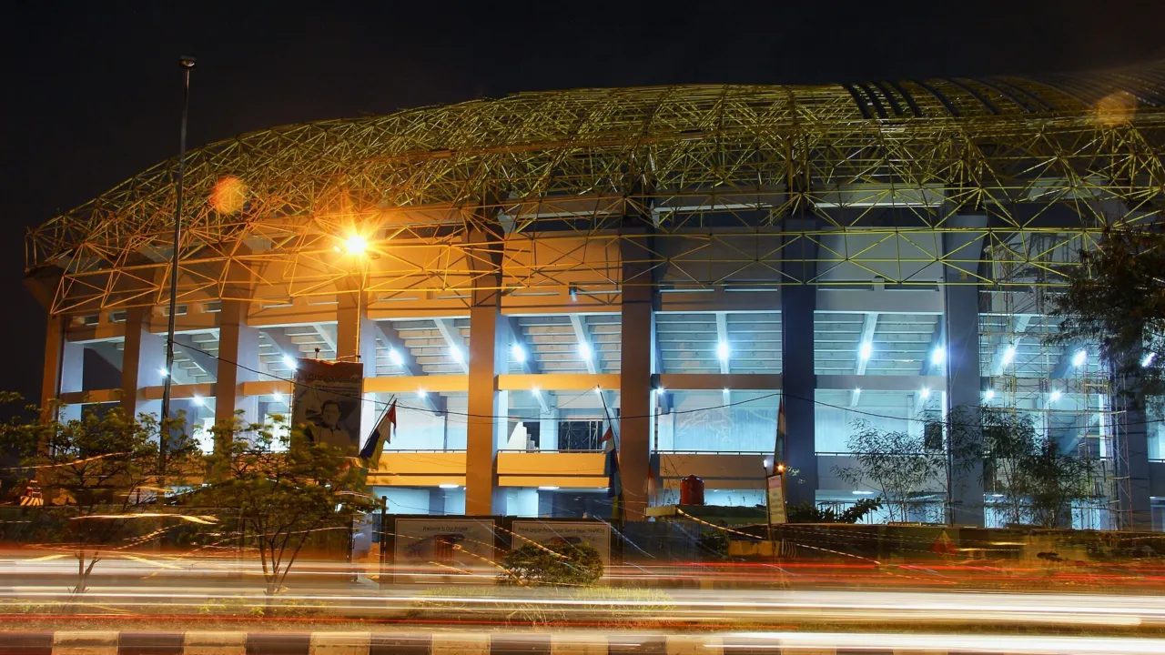 Stadion Patriot Candrabhaga di Kota Bekasi pada malam hari. (Foto: Azzi Yuphikatama / Wikimedia Commons, CC BY-SA 2.0)