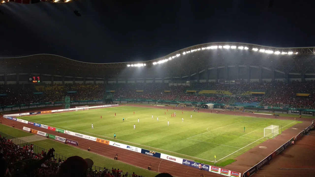 Suasana pertandingan sepak bola di Stadion Patriot Candrabhaga. (Foto: Nodanodaboo / Wikimedia Commons, CC BY-SA 4.0)