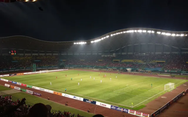 Suasana pertandingan sepak bola di Stadion Patriot Candrabhaga. (Foto: Nodanodaboo / Wikimedia Commons, CC BY-SA 4.0)