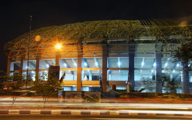 Stadion Patriot Candrabhaga di Kota Bekasi pada malam hari. (Foto: Azzi Yuphikatama / Wikimedia Commons, CC BY-SA 2.0)