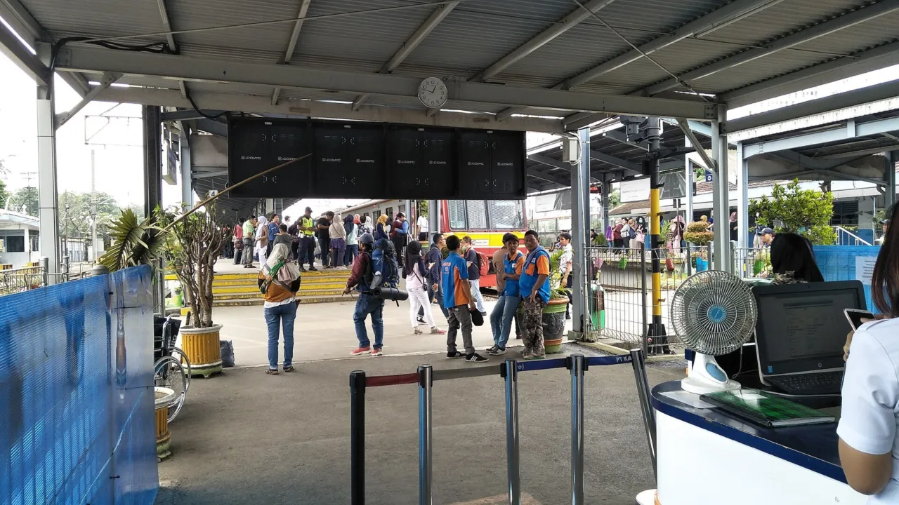 Penumpang KRL memadati peron Stasiun Bekasi pada jam berangkat kerja. (Foto: A2613 / Wikimedia Commons, CC BY-SA 4.0)