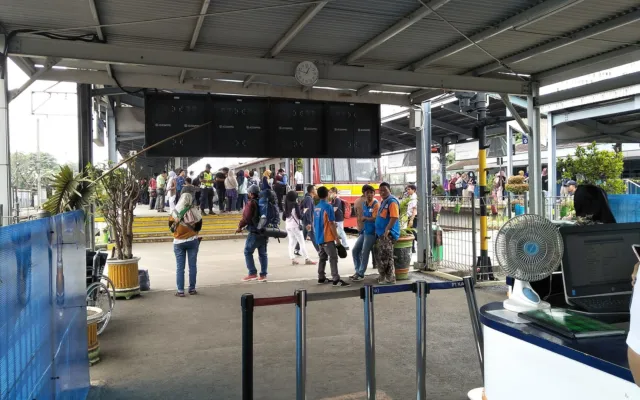 Penumpang KRL memadati peron Stasiun Bekasi pada jam berangkat kerja. (Foto: A2613 / Wikimedia Commons, CC BY-SA 4.0)
